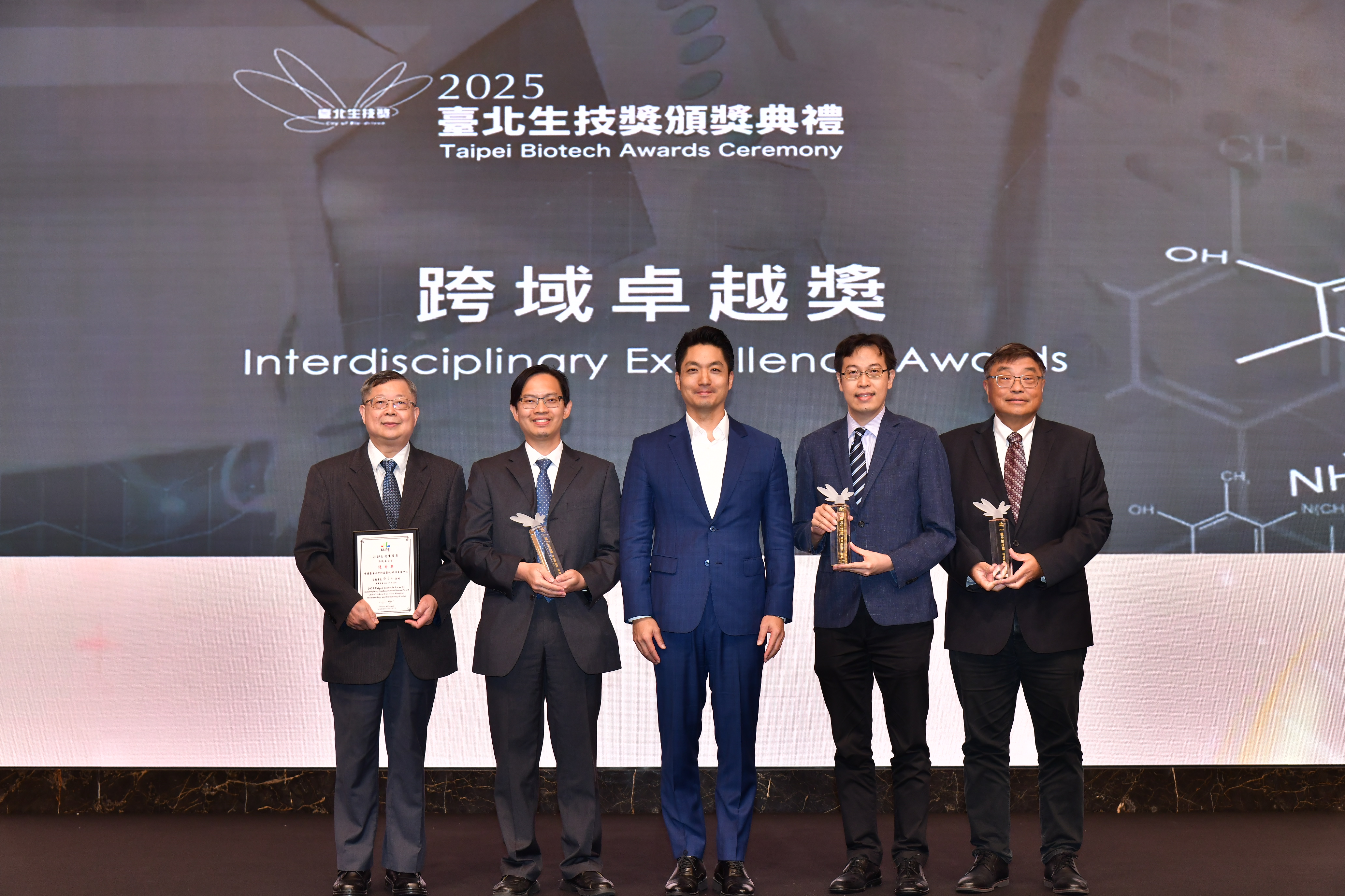 2025臺北生技獎跨域卓越獎得獎企業與蔣市長合照